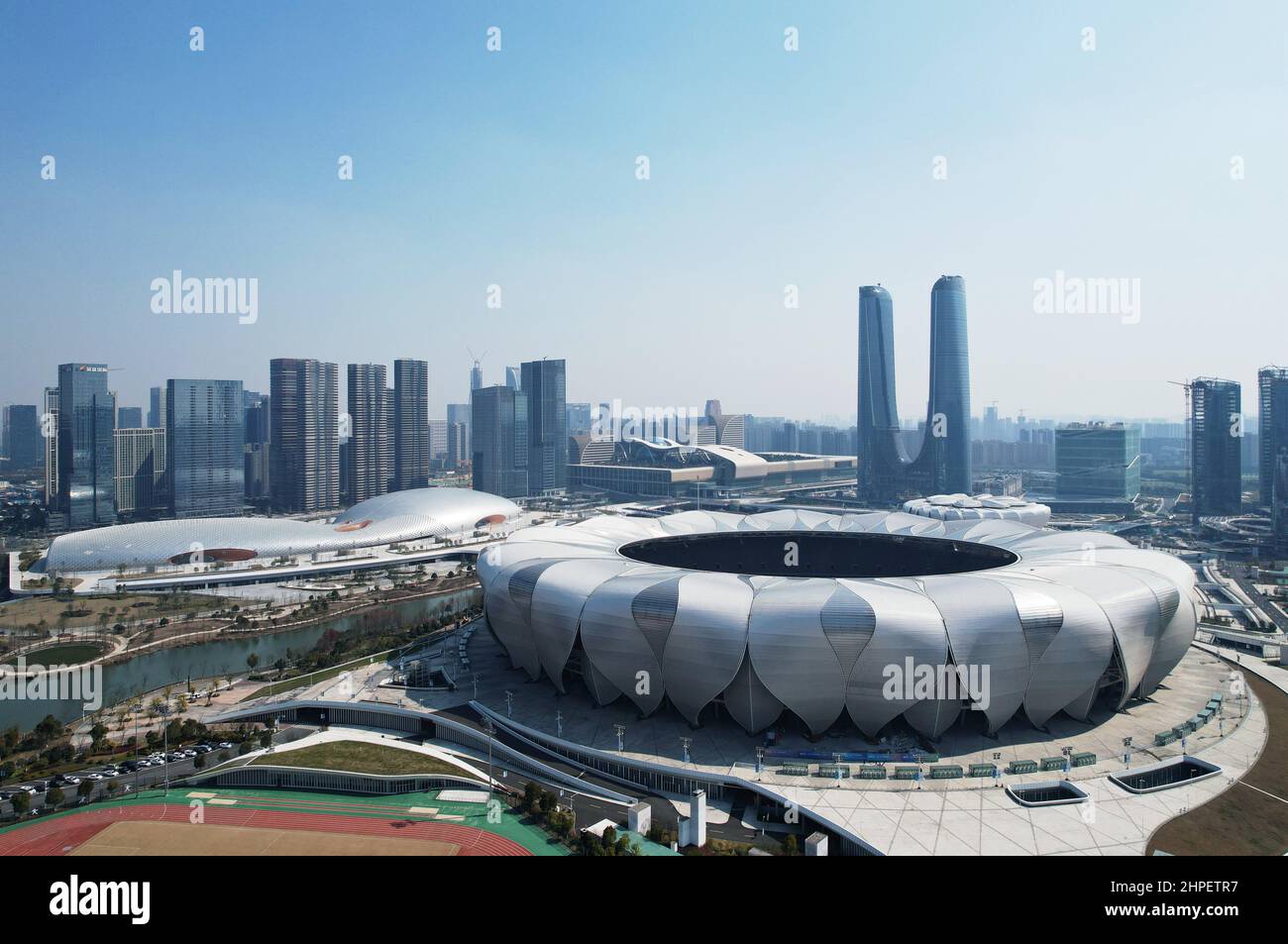 Hangzhou, Hangzhou, China. 21st. Februar 2022. Am 21. Februar 2022 wurde das Hangzhou Olympic Sports Center, der Hauptveranstaltungsort der Asienspiele 2022, aus der Vogelperspektive betrachtet.das Hangzhou Olympic Sports Center, auch als „Hangzhou Olympic Sports Center“ bezeichnet, Befindet sich am Südufer des Qiantang River in Hangzhou City und dem Kerngebiet der Hangzhou Olympic Sports Expo City. Das Sportzentrum besteht hauptsächlich aus Stadion (großer Lotus), Gymnasium/Natatorium (huadie), Tenniszentrum (kleiner Lotus), umfassender Trainingshalle (Yucong), usw. Es kann Welt- und interkontinentale umfassende Sportspiele abhalten. (C Stockfoto