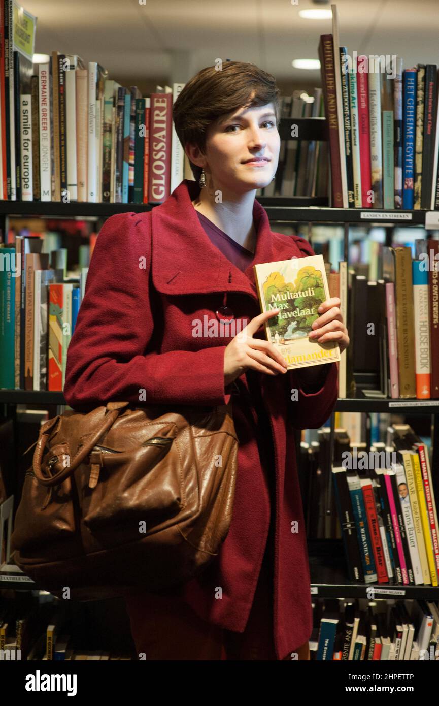 Tilburg, Niederlande. Vorderansicht Porträt einer jungen erwachsenen, brünetten Frau, die Philosophie an der Tilburg University studiert und dafür kauft und kauft Stockfoto
