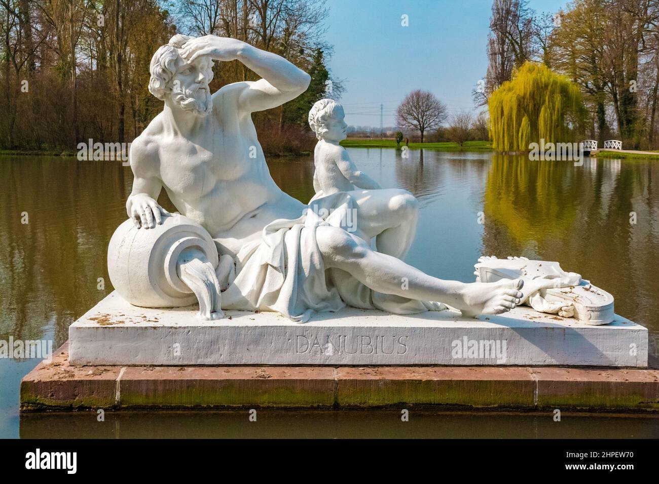 Schöne Nahaufnahme einer weißen Skulptur von Peter Anton von Verschaffelt, die im Garten des Donauwaldes den donaugott Danubius darstellt... Stockfoto
