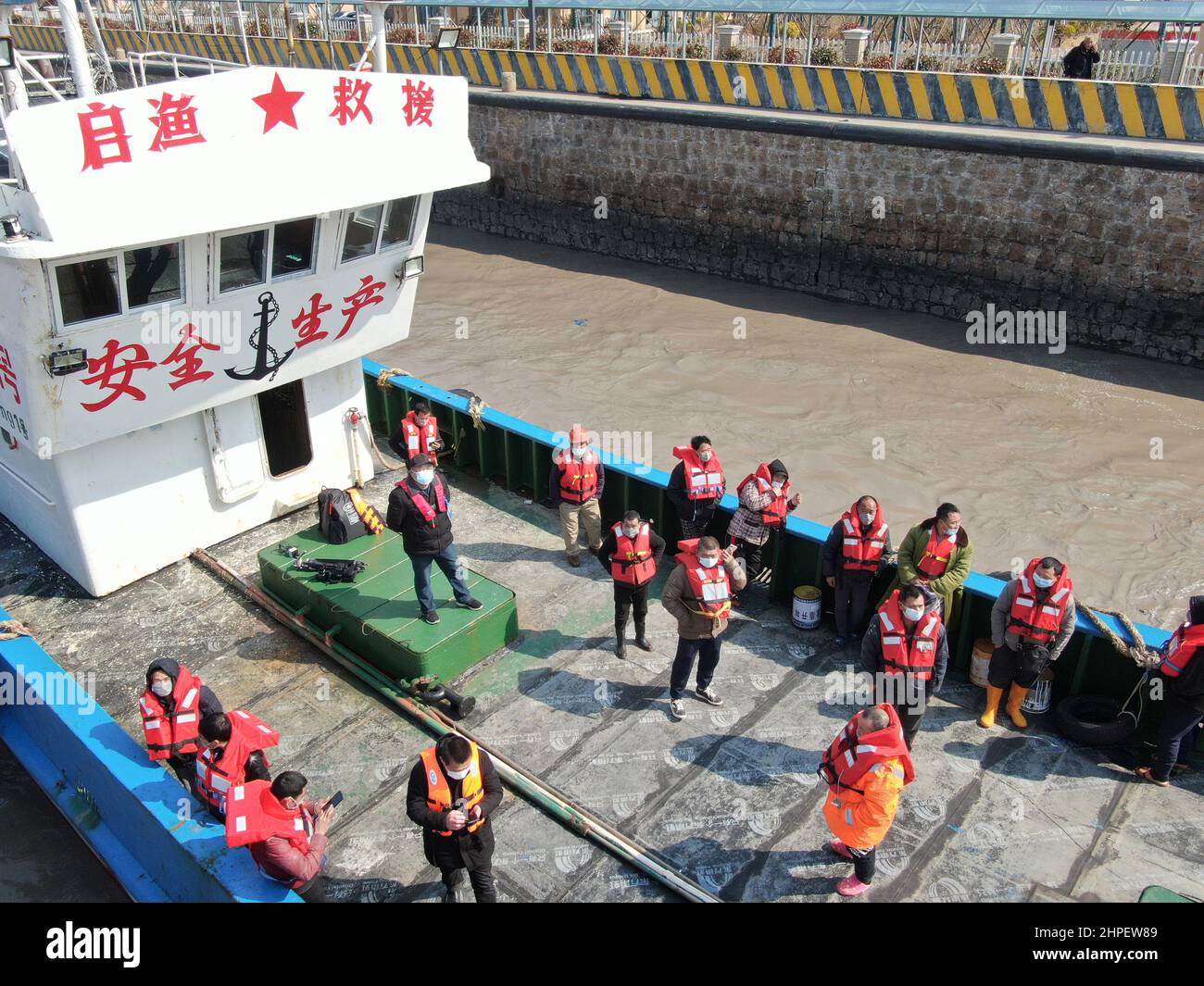 Qidong, Qidong, China. 21st. Februar 2022. Am Mittag des 21. Februar 2022 trafen 16 Fischer aus Fujian, die in den Gewässern des Gelben Meeres in Jiangsu gerettet wurden, sicher auf dem Qidong-Rettungsboot im Fischerhafen Qidong Lusi ein. Laut einer vom Qidong Municipal Bureau of Agriculture and Rural Affairs veröffentlichten Unterweisung, drohte am 19. Februar gegen 22:00 Uhr das Fischerboot Minlian Fishing Transport 60778, etwa 120 Seemeilen östlich des Huangsha Hafens in Sheyang zu sinken und zu sinken. Vier Fischerboote, darunter Su Qiyu 02266 und Su Qiyu 02211 von Qidong National Stockfoto