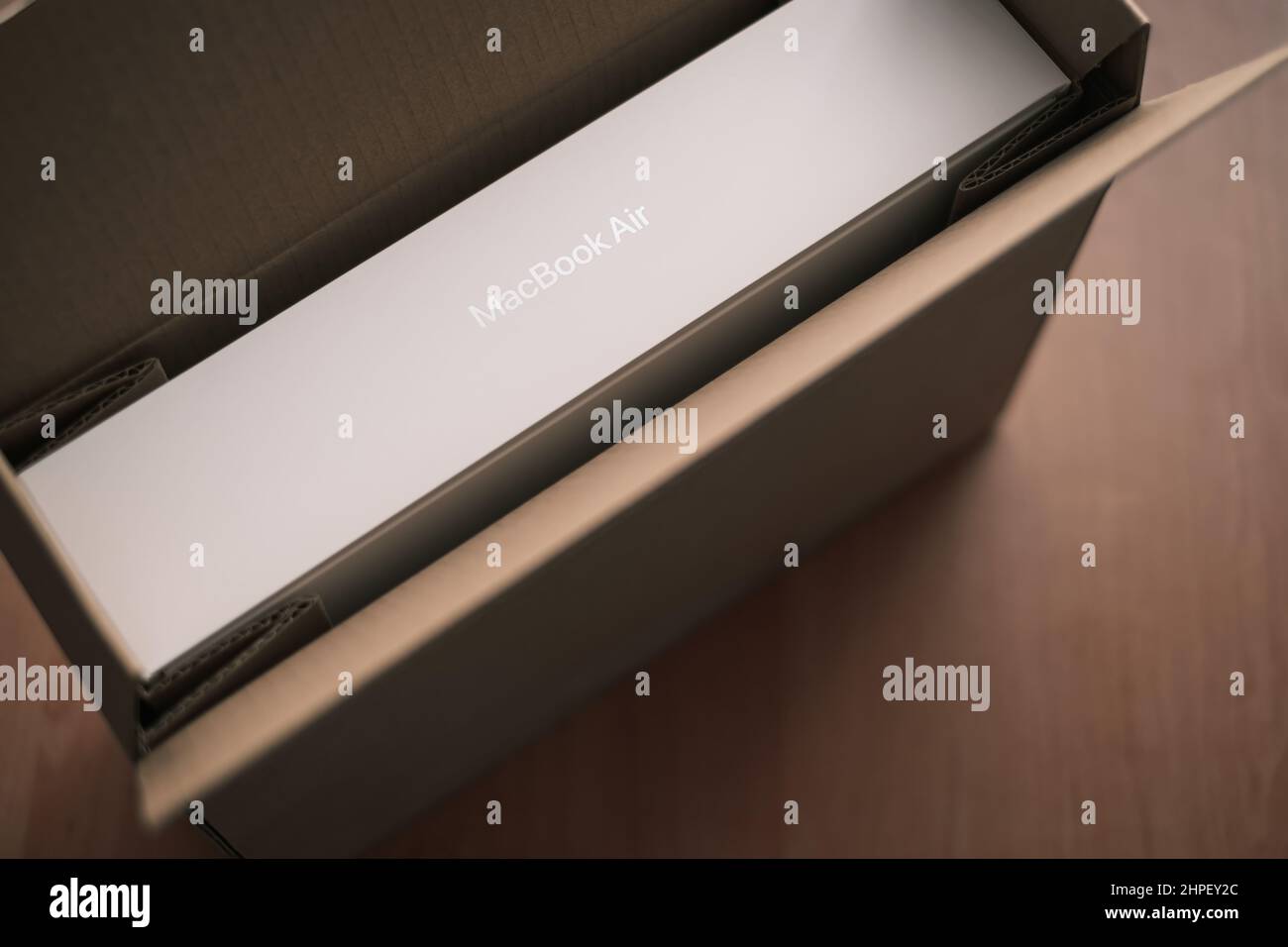 Gelendzhik, Russland, 17. Februar 2022: Eine Schachtel aus einem Laptop Apple Macbook Air 13 M1 mit einer Inschrift des Modells. Stockfoto