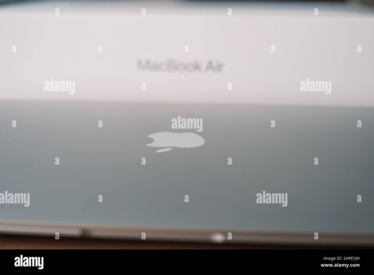 Gelendzhik, Russland, 17. Februar 2022: Notebook Apple Macbook Air 13 M1 silber . Blick vom unteren Punkt und geschlossenem Deckel. Stockfoto