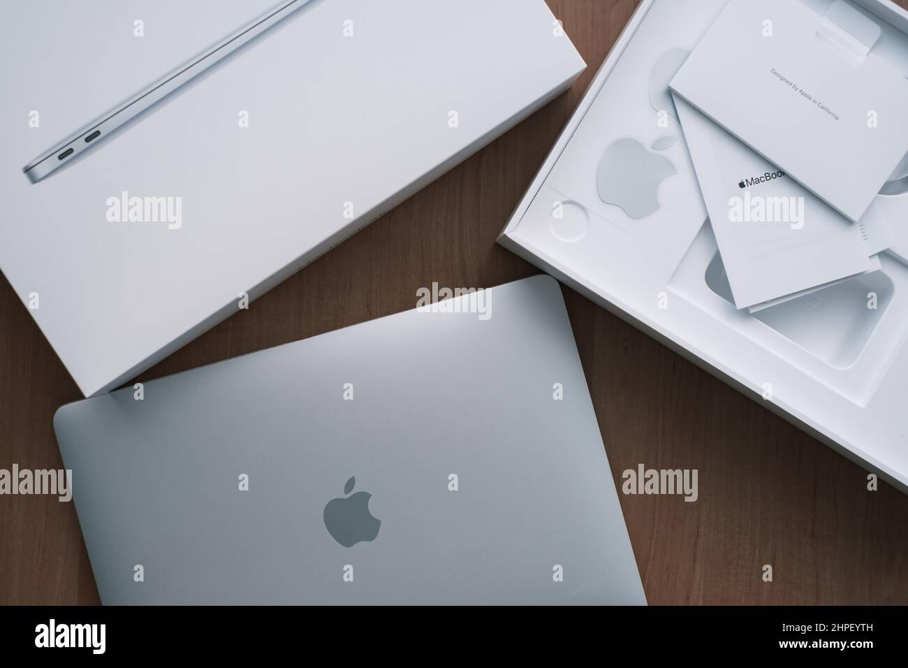 Gelendzhik, Russland, 17. Februar 2022: Auspacken des Notizbuchs Apple Macbook Air 13 M1 silber. Draufsicht mit Laptop-Box und Anleitung. Stockfoto