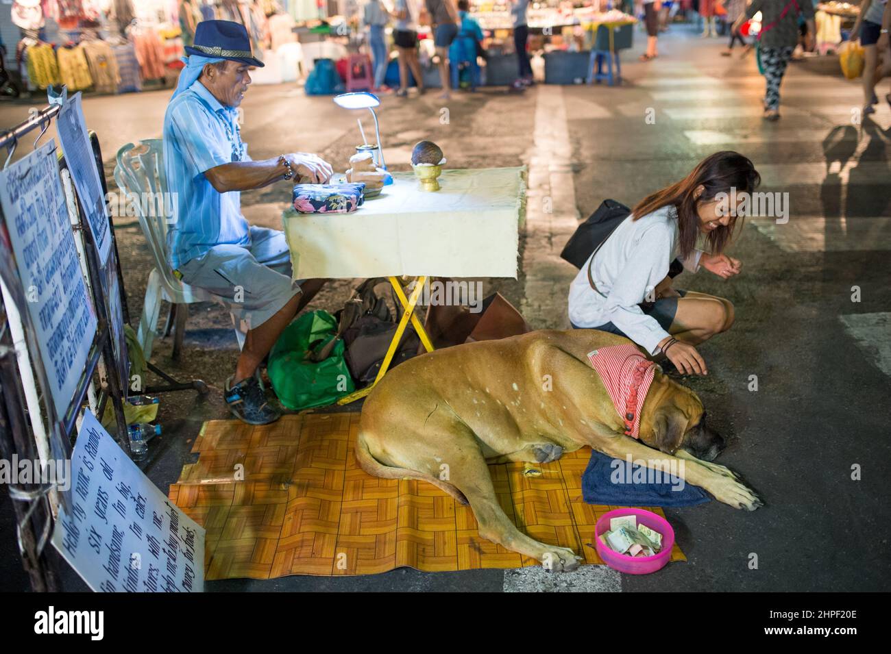 Urbane Szene vom berühmten Nachtmarkt in Hua hin. Hua hin ist eines der beliebtesten Reiseziele in Thailand. Stockfoto