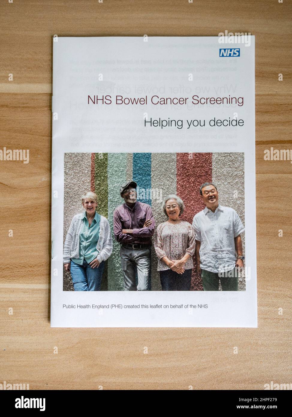 NHS-Programm zur Darmkrebsvorsorge – Informationsbroschüre, die Ihnen bei der Entscheidung hilft. Stockfoto