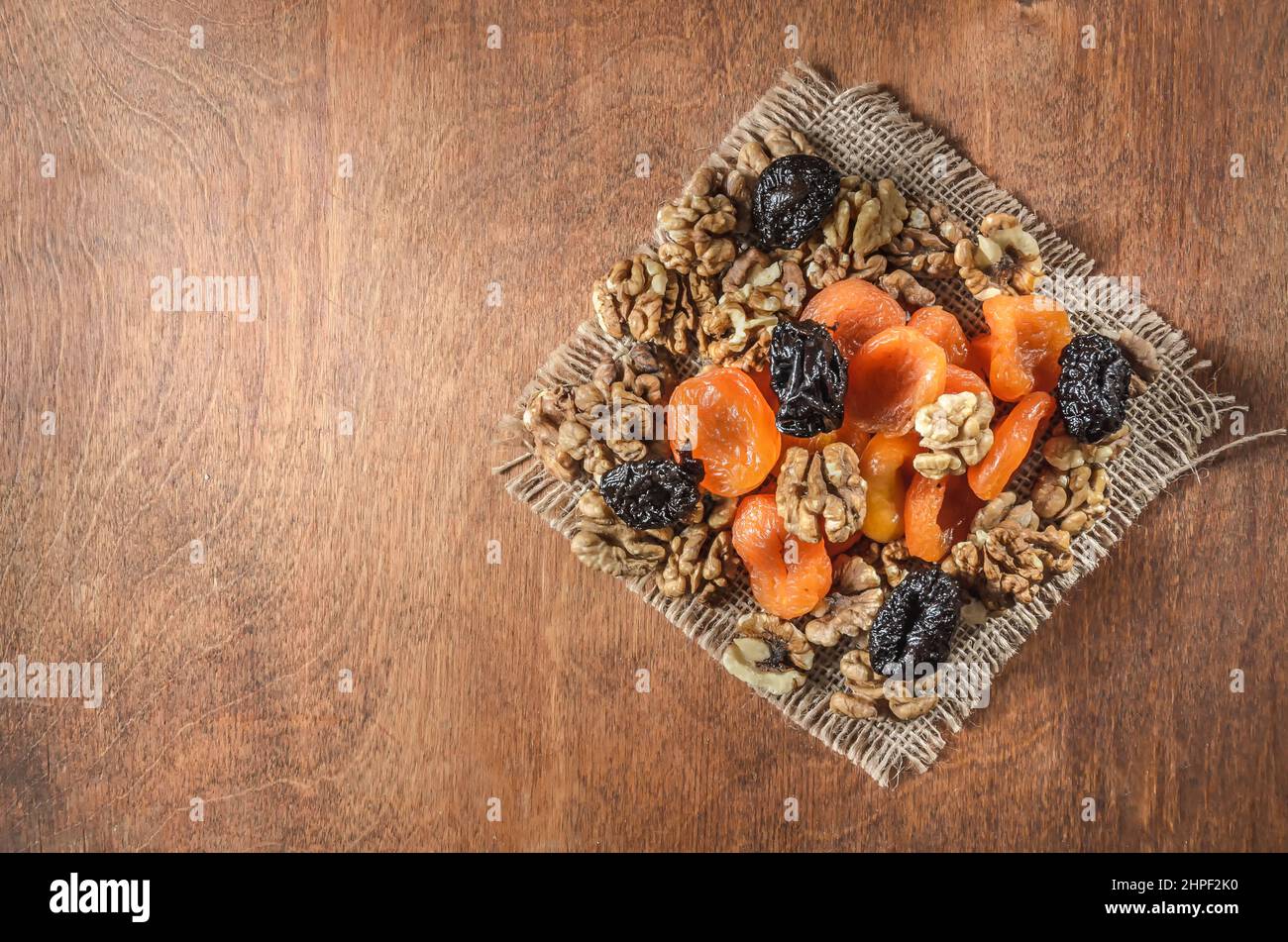 Nüsse und andere Früchte auf einem hölzernen Hintergrund Stockfoto