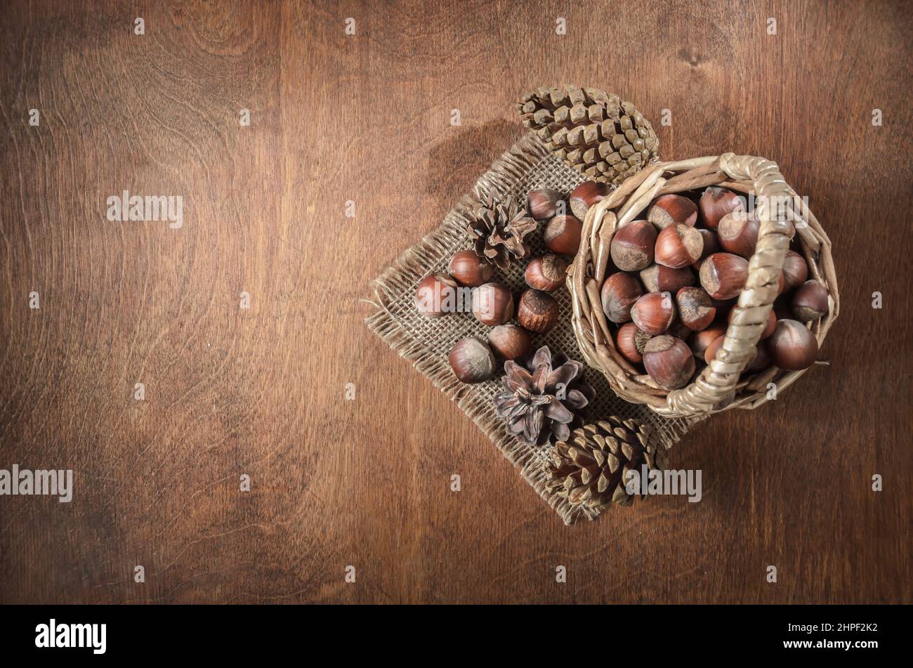 Nüsse und andere Früchte auf dunklem Holzhintergrund Stockfoto