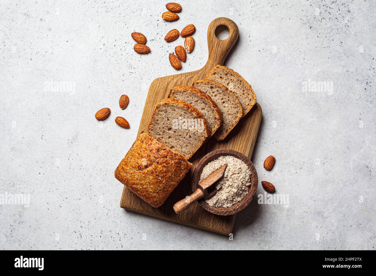 Keto-Brot mit Mandelmehl auf einem Holzbrett, Draufsicht. Glutenfreies Konzept. Stockfoto