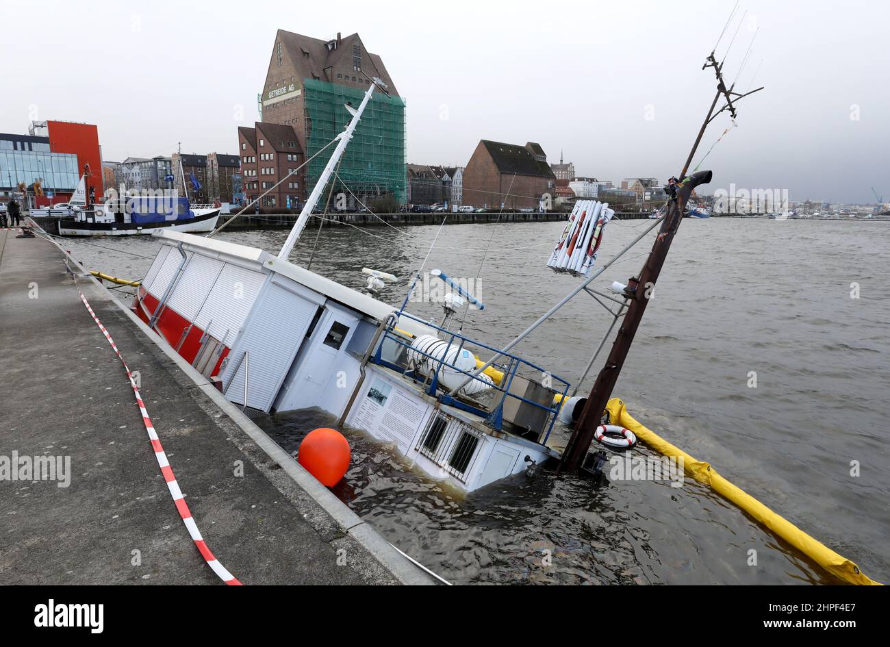 Rostock, Deutschland. 21st. Februar 2022. Das Fischerboot 'Luna Rossa' sank während des Sturms 'Antonia' auf den Grund des Stadthafens. „Antonia“ beendete die Serie schwerer Stürme über weite Teile Deutschlands. Quelle: Bernd Wüstneck/dpa-Zentralbild/dpa/Alamy Live News Stockfoto