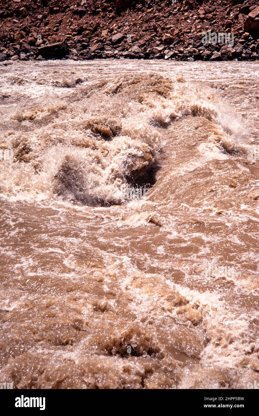 Riesige, turbulente Wildwasserkrapiden von Big Drop II im Cataract Canyon am Colorado River im Canyonlands National Park, Utah. Stockfoto