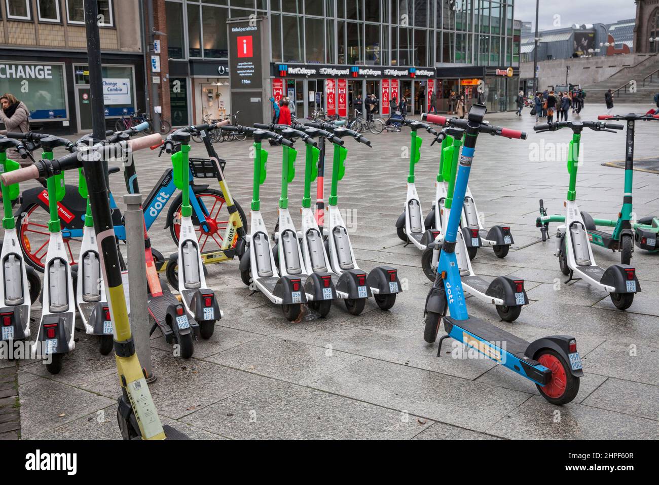 Parkplatz für Elektroroller vor dem Hauptbahnhof, Köln, Deutschland. Parkflaeche für Elektroscooter vor dem Hauptbahnhof, Köln, Deutsch Stockfoto