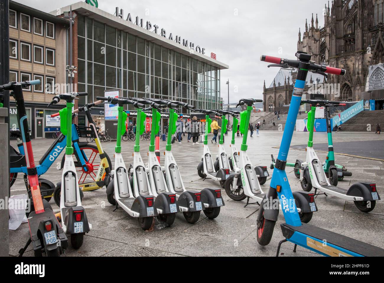 Parkplatz für Elektroroller vor dem Hauptbahnhof, Köln, Deutschland. Parkflaeche für Elektroscooter vor dem Hauptbahnhof, Köln, Deutsch Stockfoto
