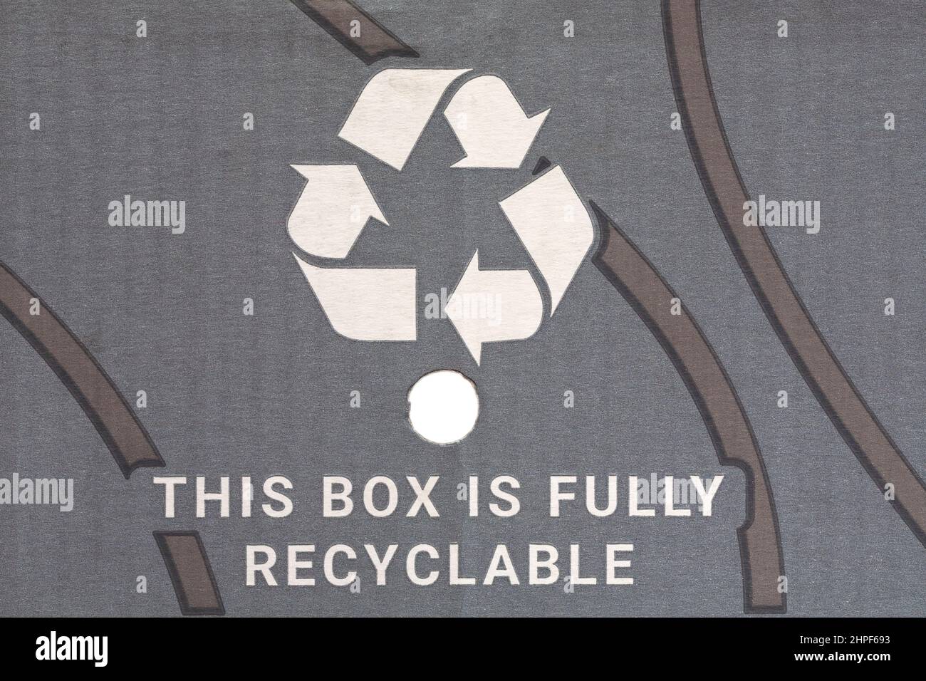 Dieser Karton ist vollständig recycelbar mit Recycling Logo Recycling Logo Mobius Loop Symbol auf Box mit Blumen per Post geliefert Stockfoto