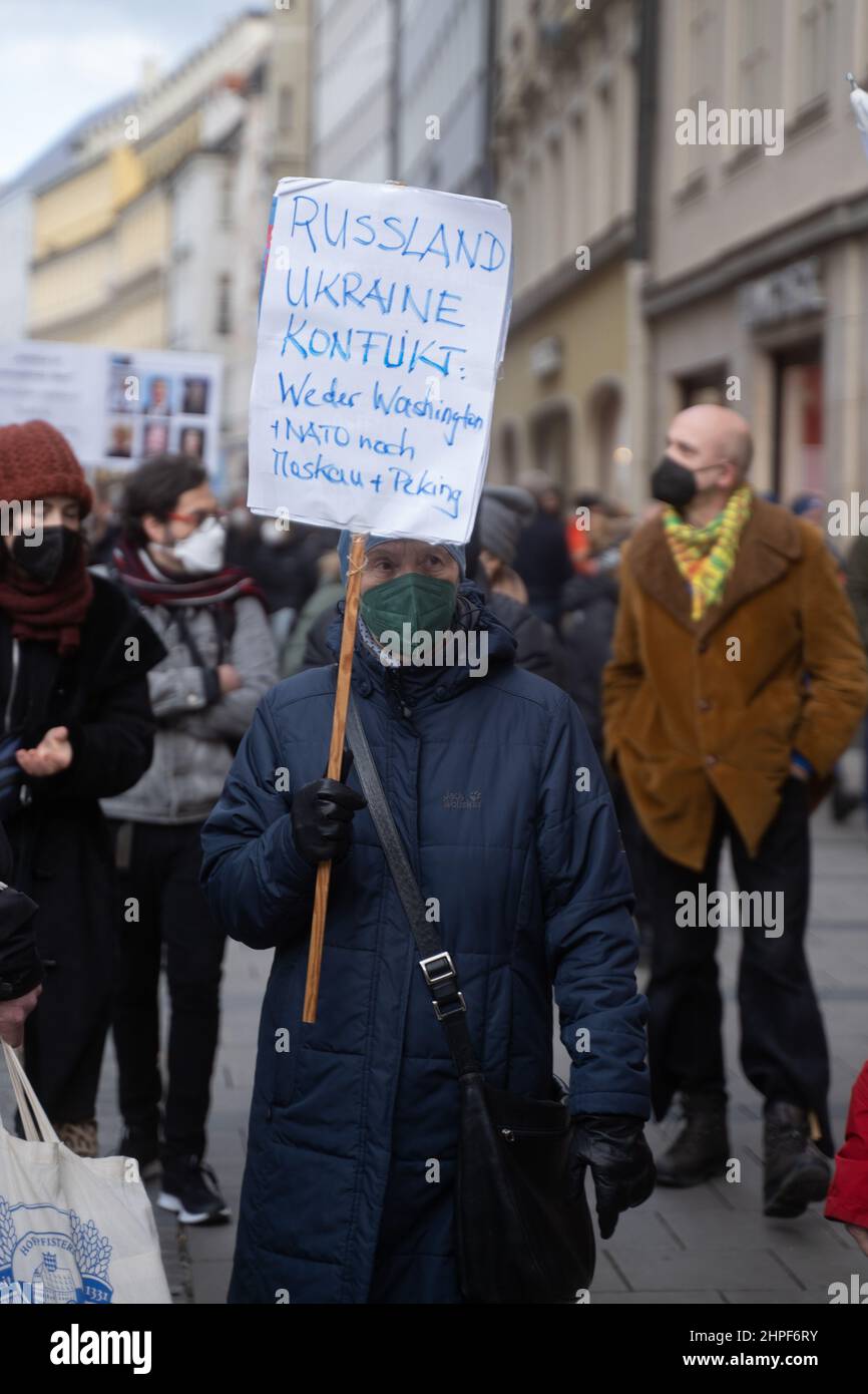 München, Deutschland. 19th. Februar 2022. Teilnehmer mit Zeichen „Russland-Ukraine-Konflikt: Weder Washington nato noch Moskau Peking“. Am 19. Februar 2022 versammelten sich Tausende von Teilnehmern, um gegen die Münchner Sicherheitskonferenz, gegen Krieg und NATO und für den Frieden zu demonstrieren. In diesem Jahr werden auf der MSC Themen wie der Russland-Ukraine-Konflikt behandelt, ohne dass Russland daran teilnimmt. (Foto: Alexander Pohl/Sipa USA) Quelle: SIPA USA/Alamy Live News Stockfoto