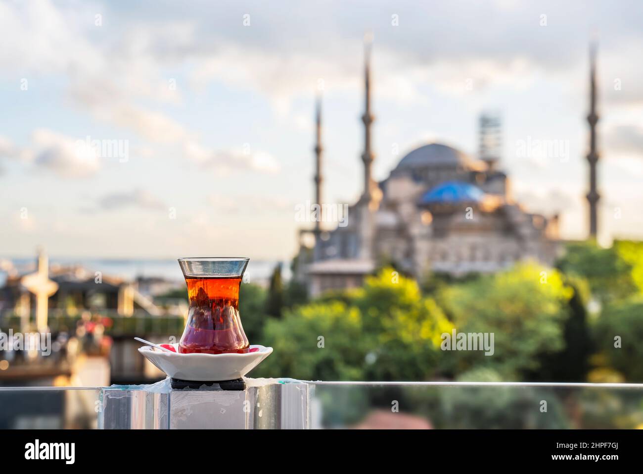 Heißer schwarzer türkischer Tee. Tassen türkischen Tees mit einer Untertasse vor dem Hintergrund der Hagia Sophia im Morgengrauen. Stockfoto
