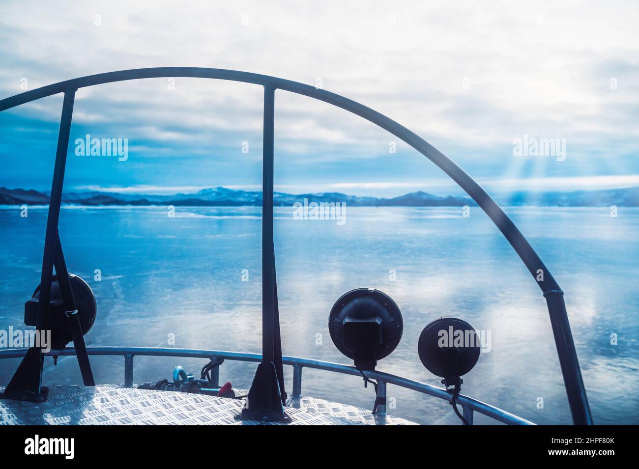 Blick von einem Luftkissenboot, das sich auf dem gefrorenen Baikalsee bewegt, Reise-Lifestyle-Konzept Stockfoto