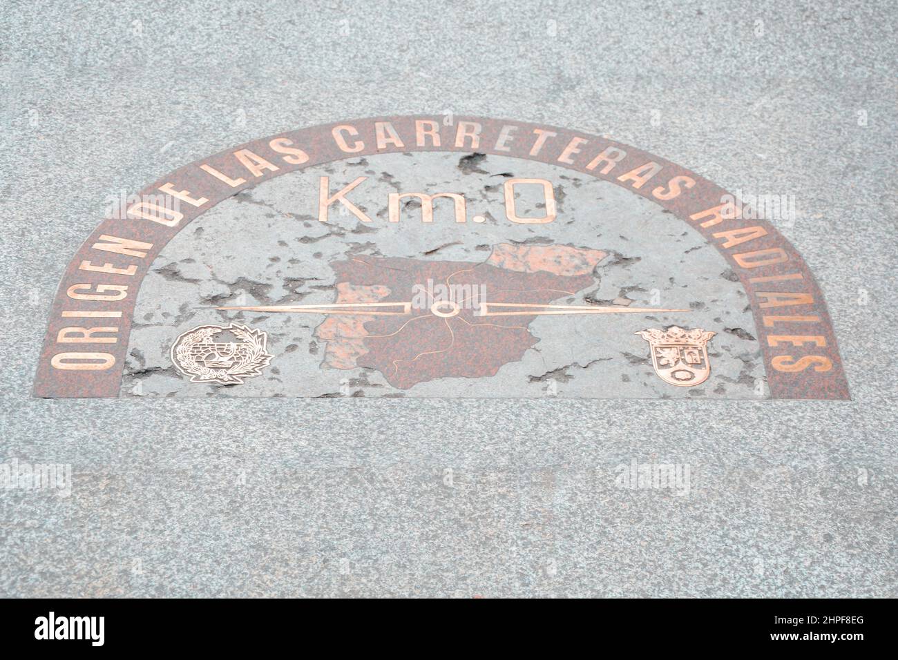 Kilometerstein-Schild an der Puerta del Sol in Madrid, Spanien. Geschrieben 'URSPRUNG VON RADIALSTRASSEN' in spanischer Sprache Stockfoto