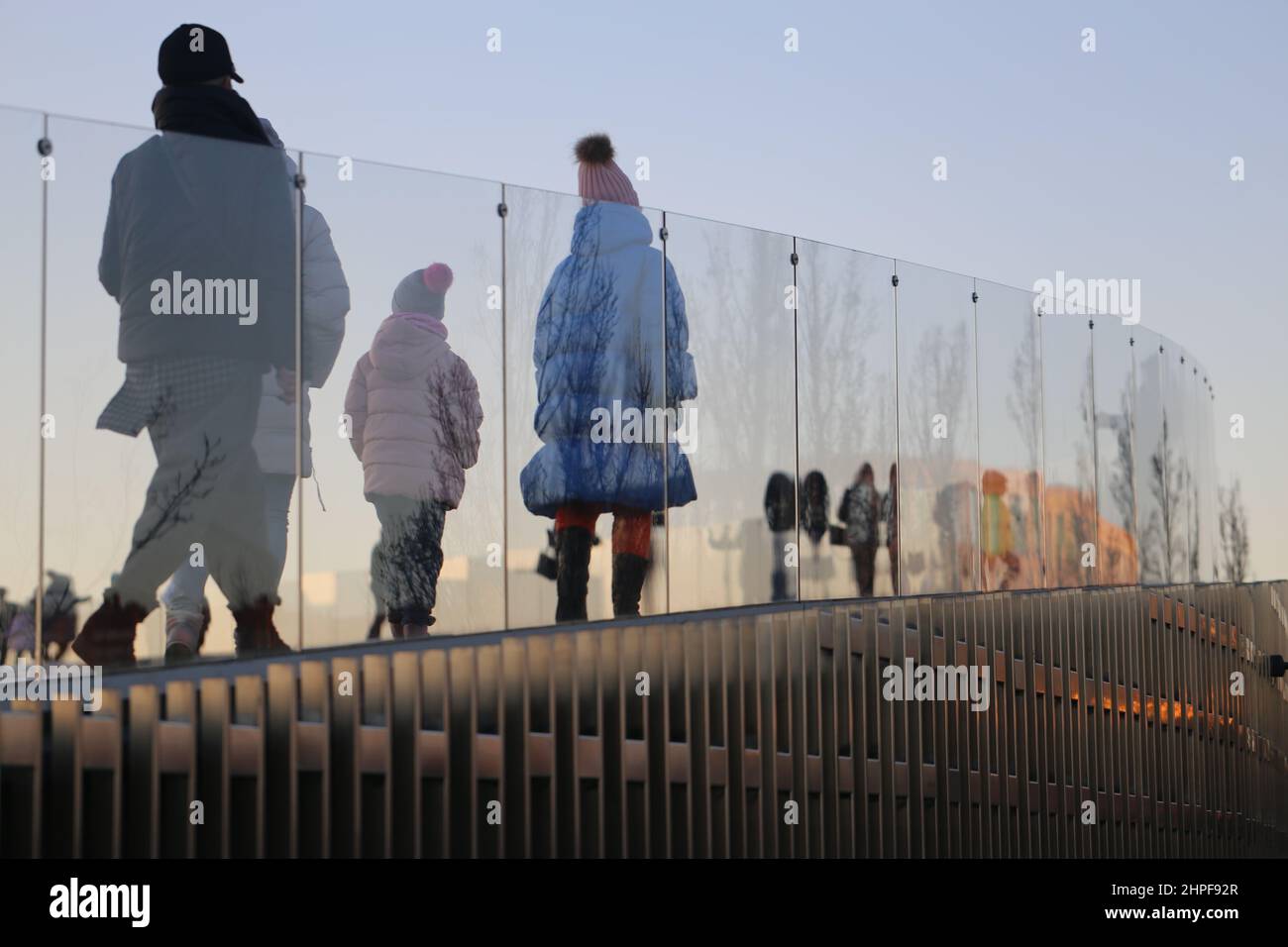 Foto-Silhouetten von Menschen im Park im Frühjahr Stockfoto