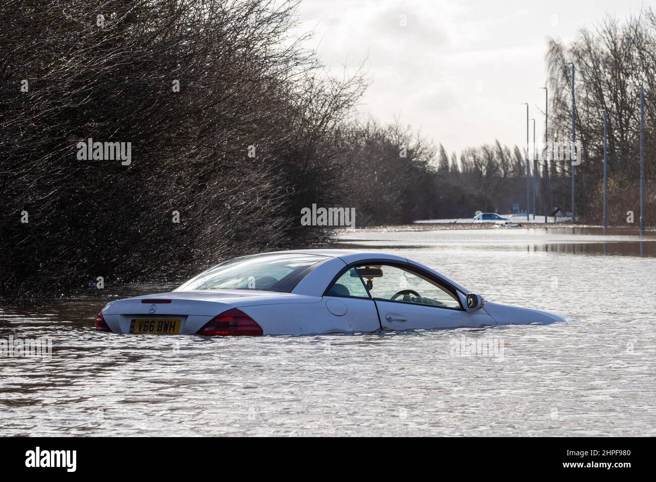 Ein Auto wird auf der Barnsdale Road, Castleford, verlassen, nachdem der Fluss Aire seine Ufer sprengt und die Gegend überflutet hat Stockfoto