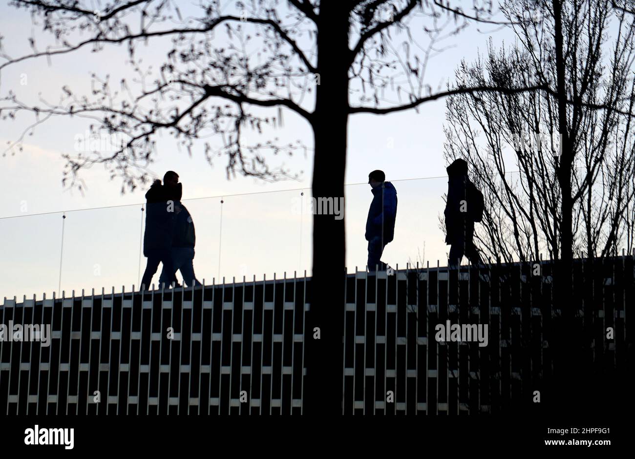 Foto-Silhouetten von Menschen im Park im Frühjahr Stockfoto