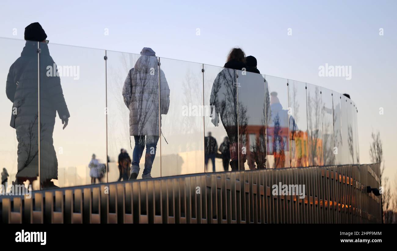 Foto-Silhouetten von Menschen im Park im Frühjahr Stockfoto