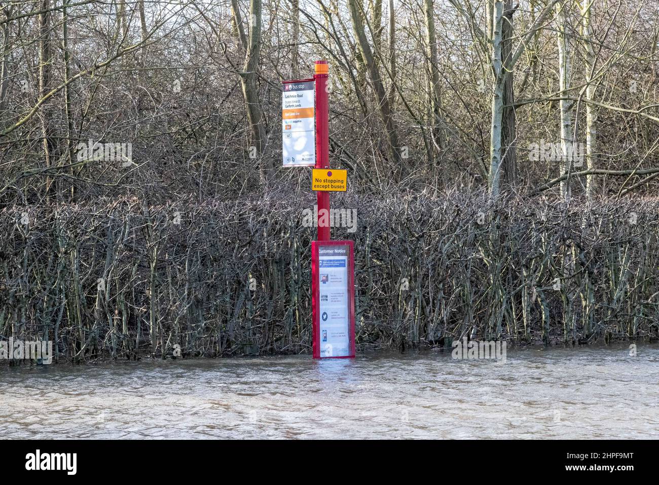 Eine Bushaltestelle in der Stadt Allerton Bywater ist überflutet, da der Fluss nach dem widrigen Wetter des Sturms Franklin am Wochenende in seine Ufer geplatzt ist Stockfoto