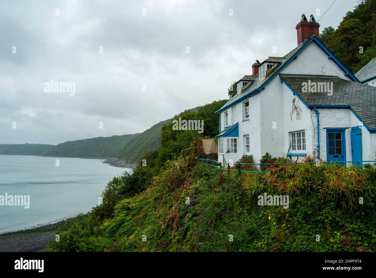 Weißes Haus an der steilen Küste in Clovelly, Devon Stockfoto