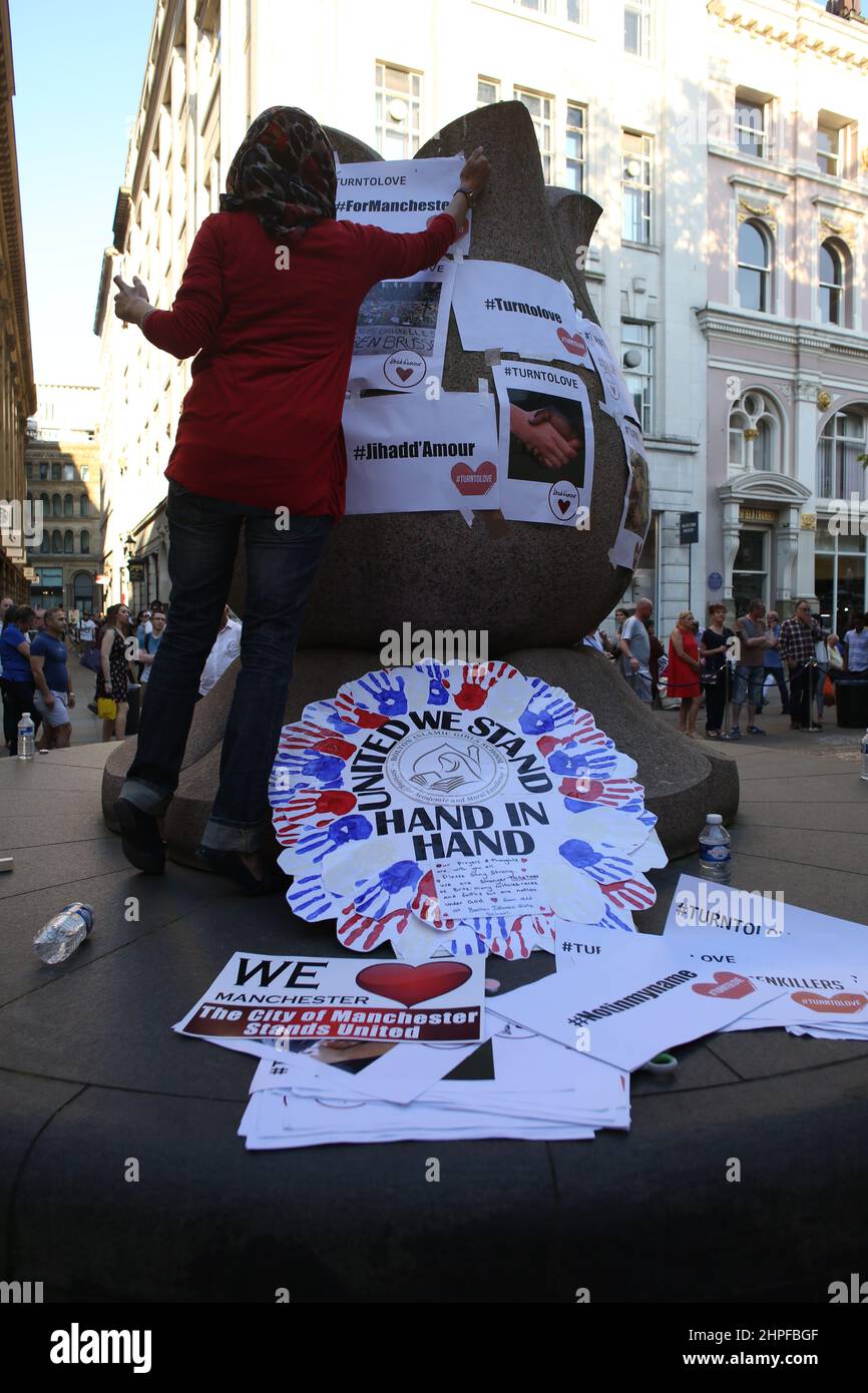 Junge Frauen posieren für die Kamera mit einem We Love Manchester-Schild nach dem Bombenanschlag im Jahr 2017. Stockfoto