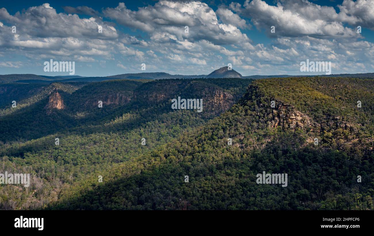 Ahearn Lookout, gelegen in der Nattai Wildnis mit Blick auf das Nattai Tal West und mt Jellore, russells Nadel im Süden. Stockfoto