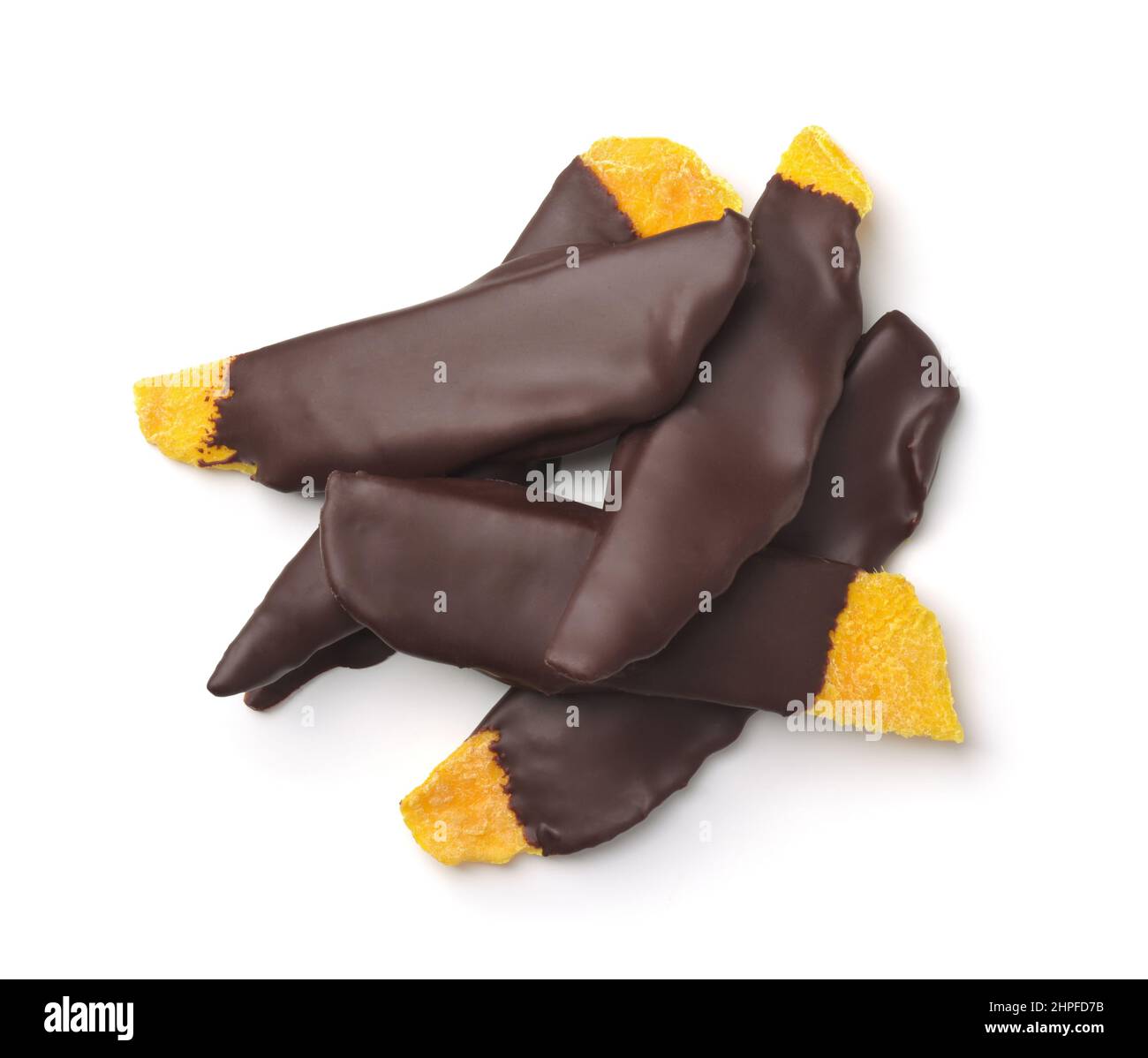 Draufsicht auf dunkle Schokolade getauchte getrocknete Mangoscheiben isoliert auf Weiß Stockfoto
