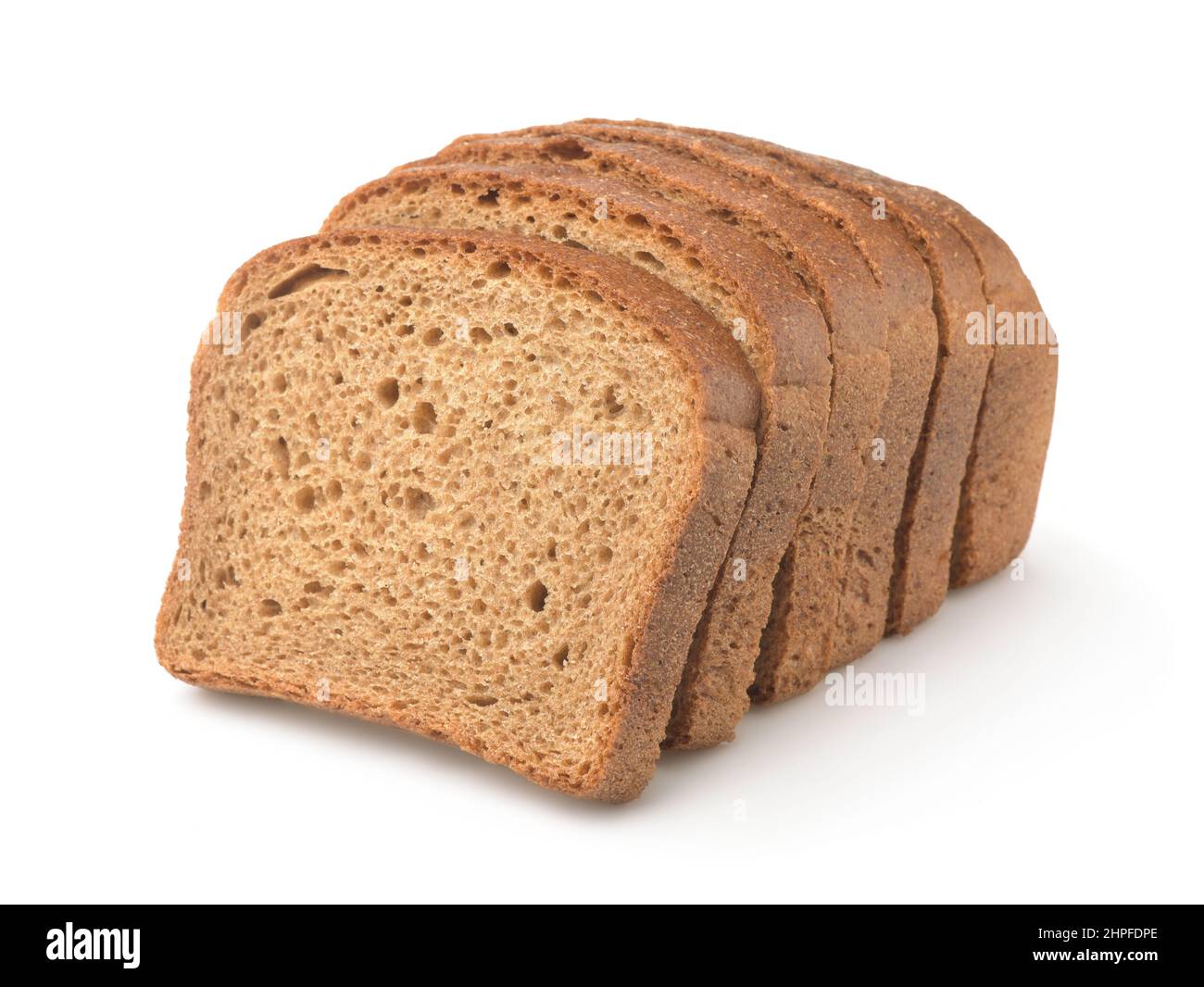 Frisch gebackenes, in Scheiben geschnittenes Roggenbrot, isoliert auf Weiß Stockfoto