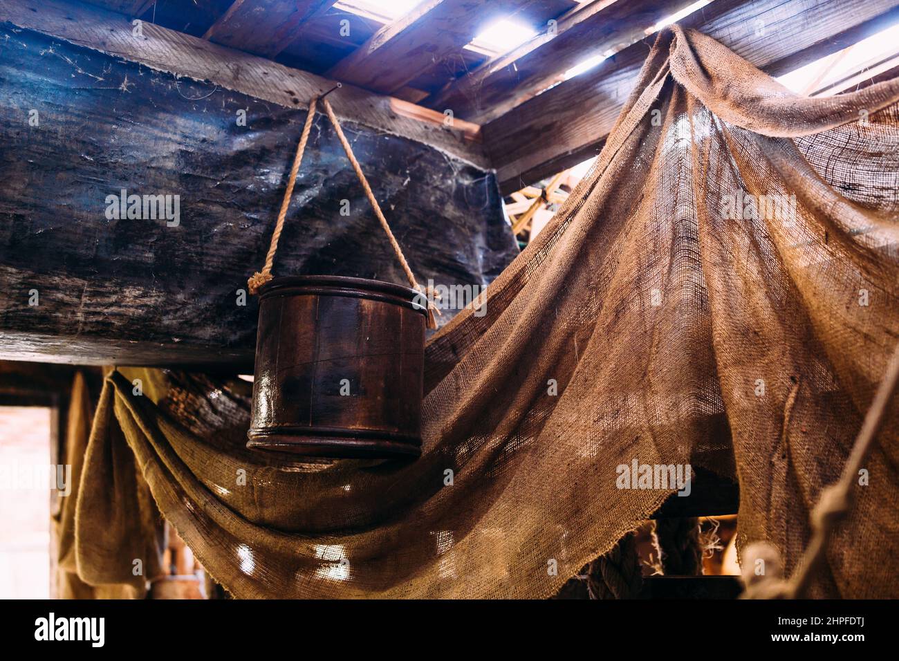 Hölzerne Winde eines Segelschiffes und Seile auf dem Deck des mittelalterlichen Piratenschiffs Stockfoto