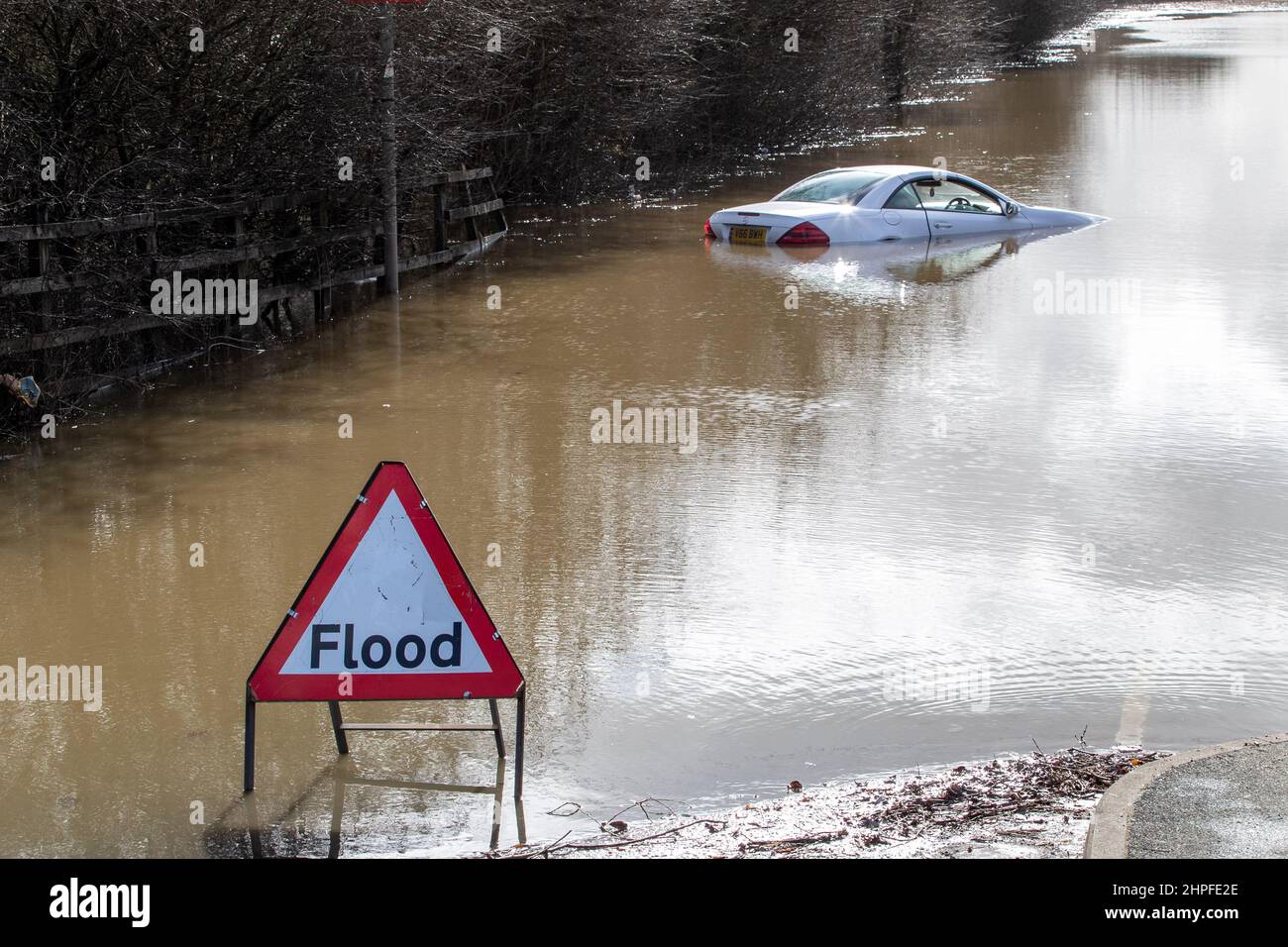 Ein Auto ist auf der Barnsdale Road, Castleford, in Überschwemmungswasser getaucht, nachdem Sturm Franklin den Fluss Aire über das Wochenende zum Platzen gebracht hatte Stockfoto