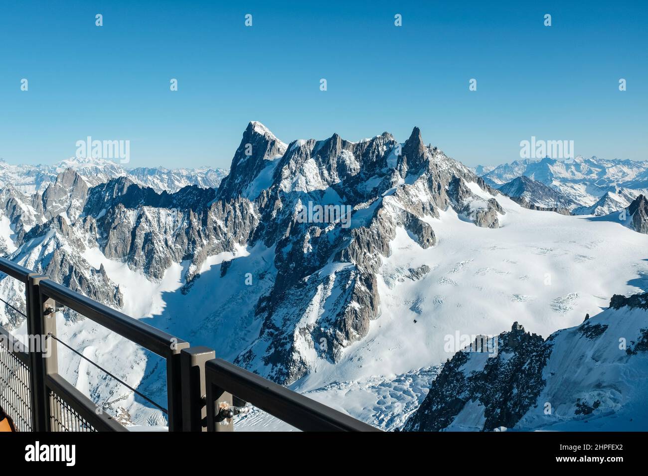 Vallee Blanche und Berge (Grandes Jorasses, etc.) von der Aiguille du Midi, Chamonix, Frankreich aus gesehen Stockfoto