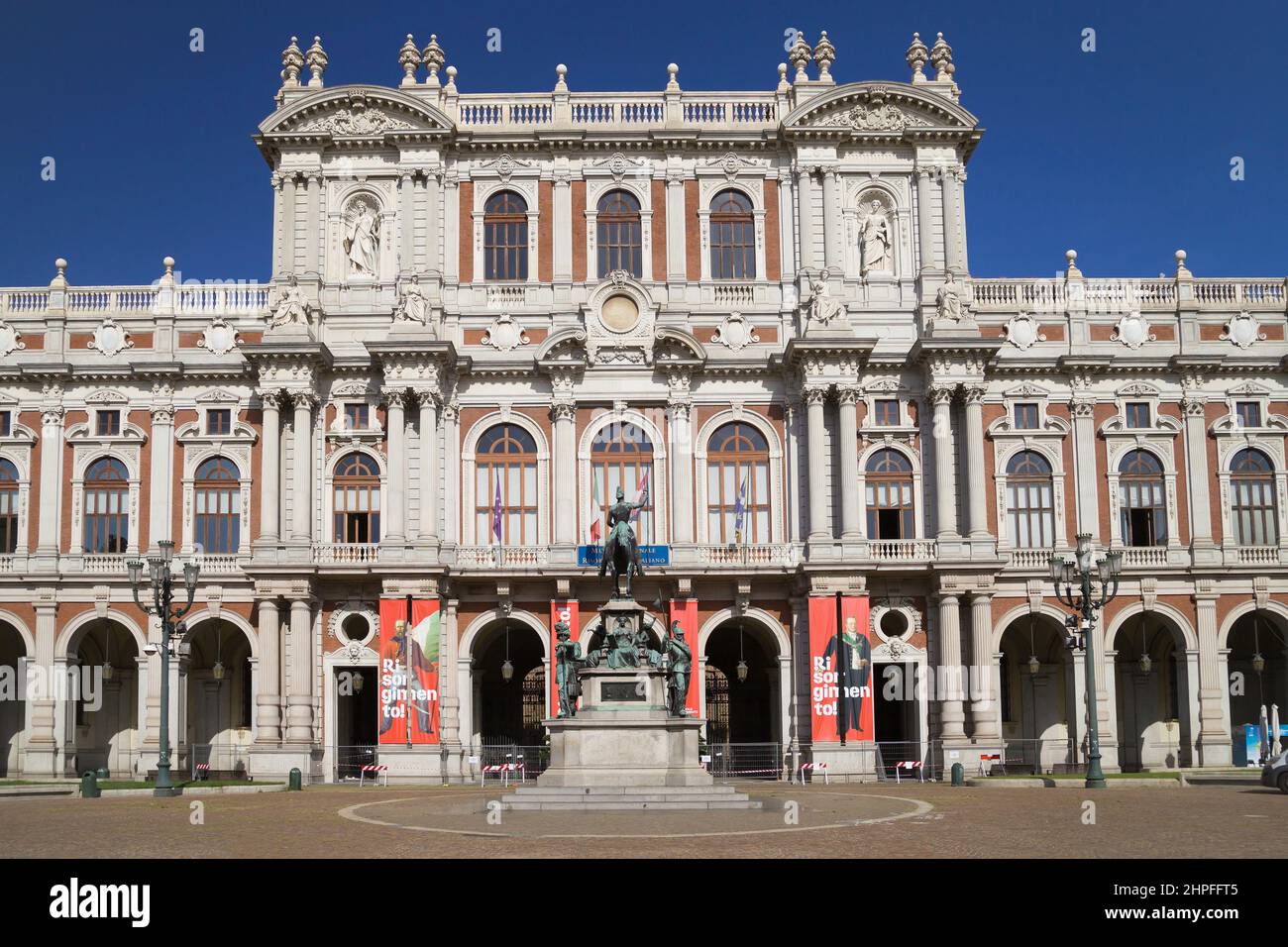 Turin, Italien - 14. August 2021: Hintere Fassade des Palastes von Carignano in Turin, Italien. Stockfoto
