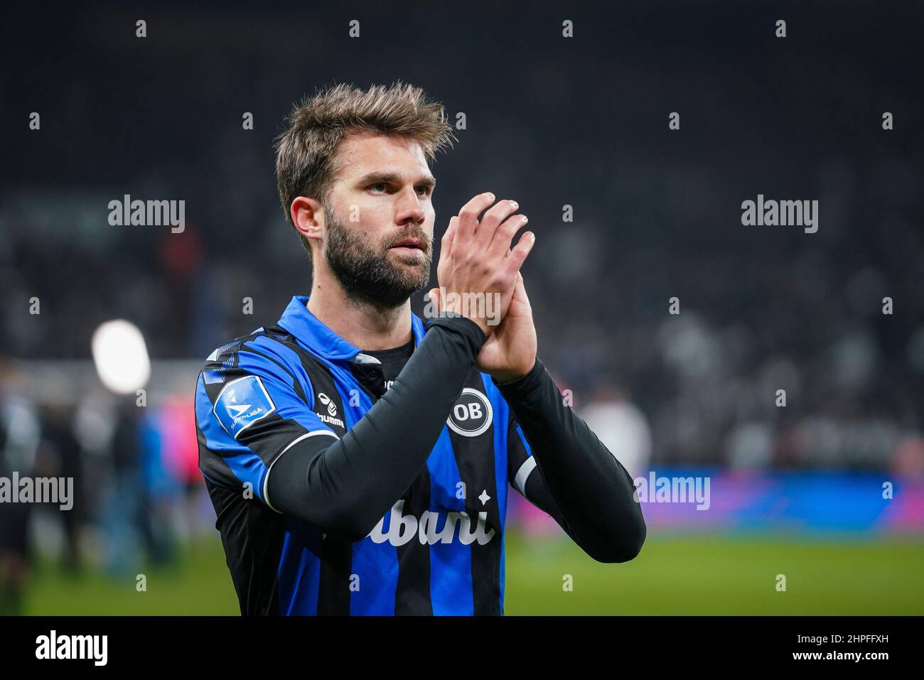 Kopenhagen, Dänemark. 20th. Februar 2022. Jorgen Skjelvik von Odense Boldklub dankt den Fans in der Auswärtsspalte nach dem Superliga-Spiel 3F zwischen dem FC Kopenhagen und Odense Boldklub in Parken in Kopenhagen. (Foto: Gonzales Photo/Alamy Live News Stockfoto