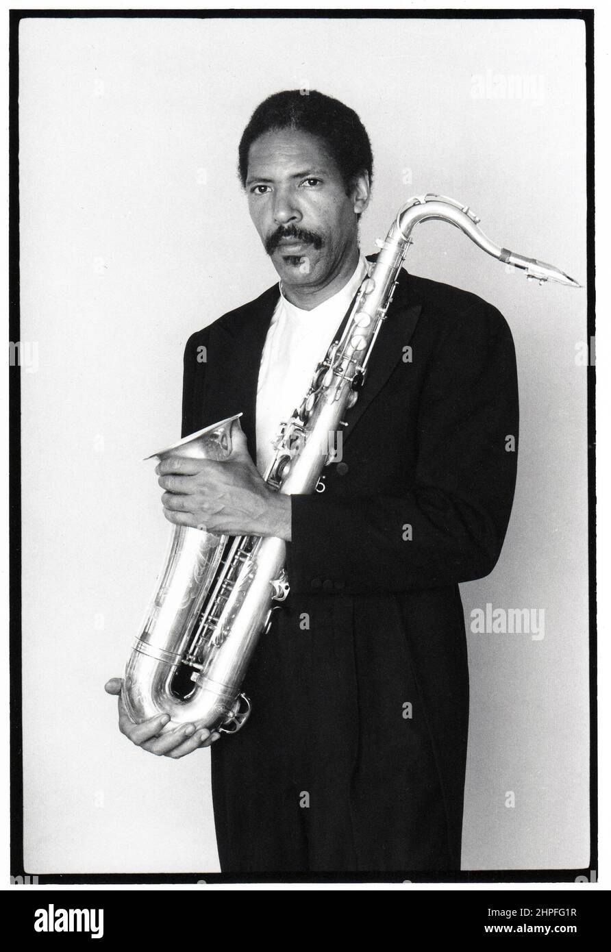 Posierte Porträt des späten Jazz-Komponisten und Tenorsaxophonisten Frank Lowe, aufgenommen 1982 in Brooklyn, New York. Stockfoto