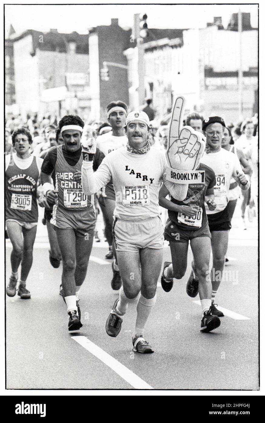 Ein lustiges Foto vom New York City Marathon 1982. Es ist Larry aus Brooklyn mit einem #1 Zeichen zu Beginn des Rennens. Auf der 4th Avenue in Brooklyn an der 5 Meilen-Marke. Stockfoto