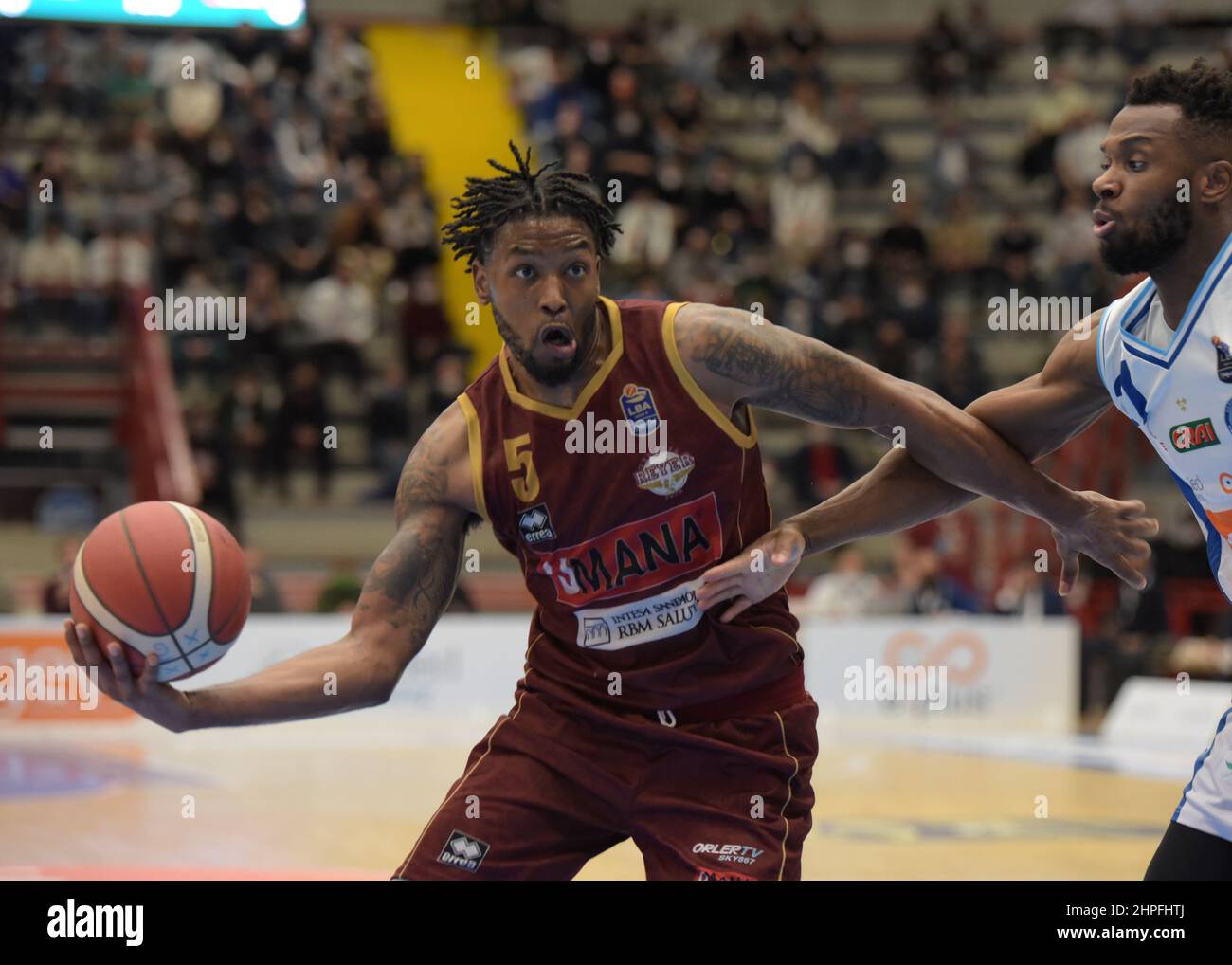 Neapel, Italien. 19th. Februar 2022. Lega Basket Serie A - GeVi Napoli vs Umana Reyer Venezia. Umana Reyer Venezia gewinnt 81- 76. (Bild: © Massimo Solimene/Pacific Press via ZUMA Press Wire) Stockfoto