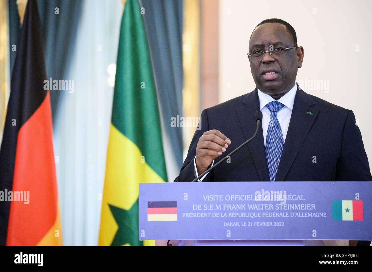 Dakar, Senegal. 21st. Februar 2022. Macky Sall, Präsident von Senegal, nimmt nach ihren Gesprächen im Präsidentenpalast an einer Pressekonferenz mit Bundespräsident Steinmeier Teil. Präsident Steinmeier ist zu einem dreitägigen Besuch in der Westafrikanischen Republik Senegal. Quelle: Bernd von Jutrczenka/dpa/Alamy Live News Stockfoto
