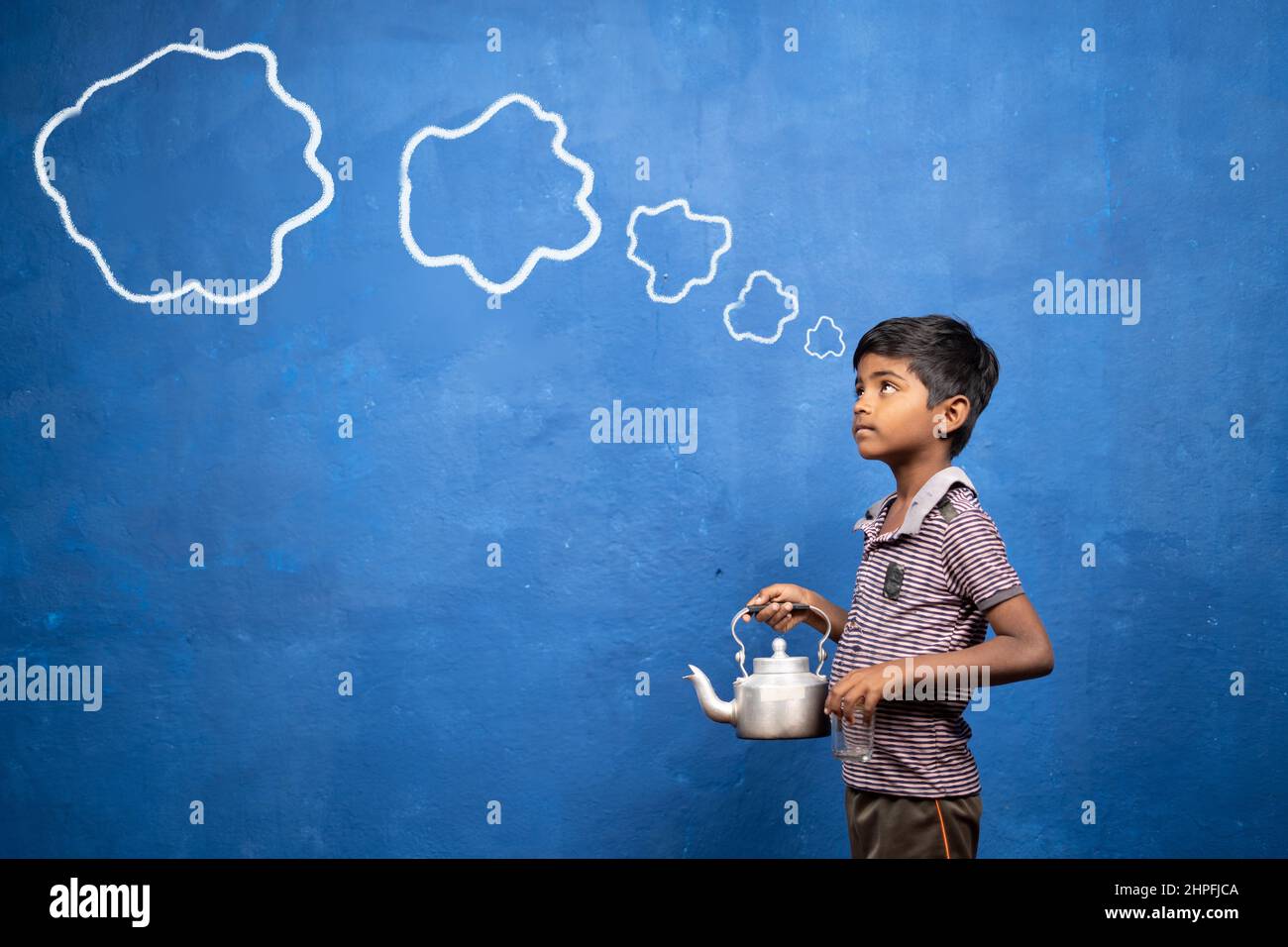 Schlechter Tee verkauft Kind denken, indem sie Teeglas und Behälter in der Hand mit Wolke Doodle Zeichnung auf blauem Hintergrund - Kokept der Armut, Kind Stockfoto