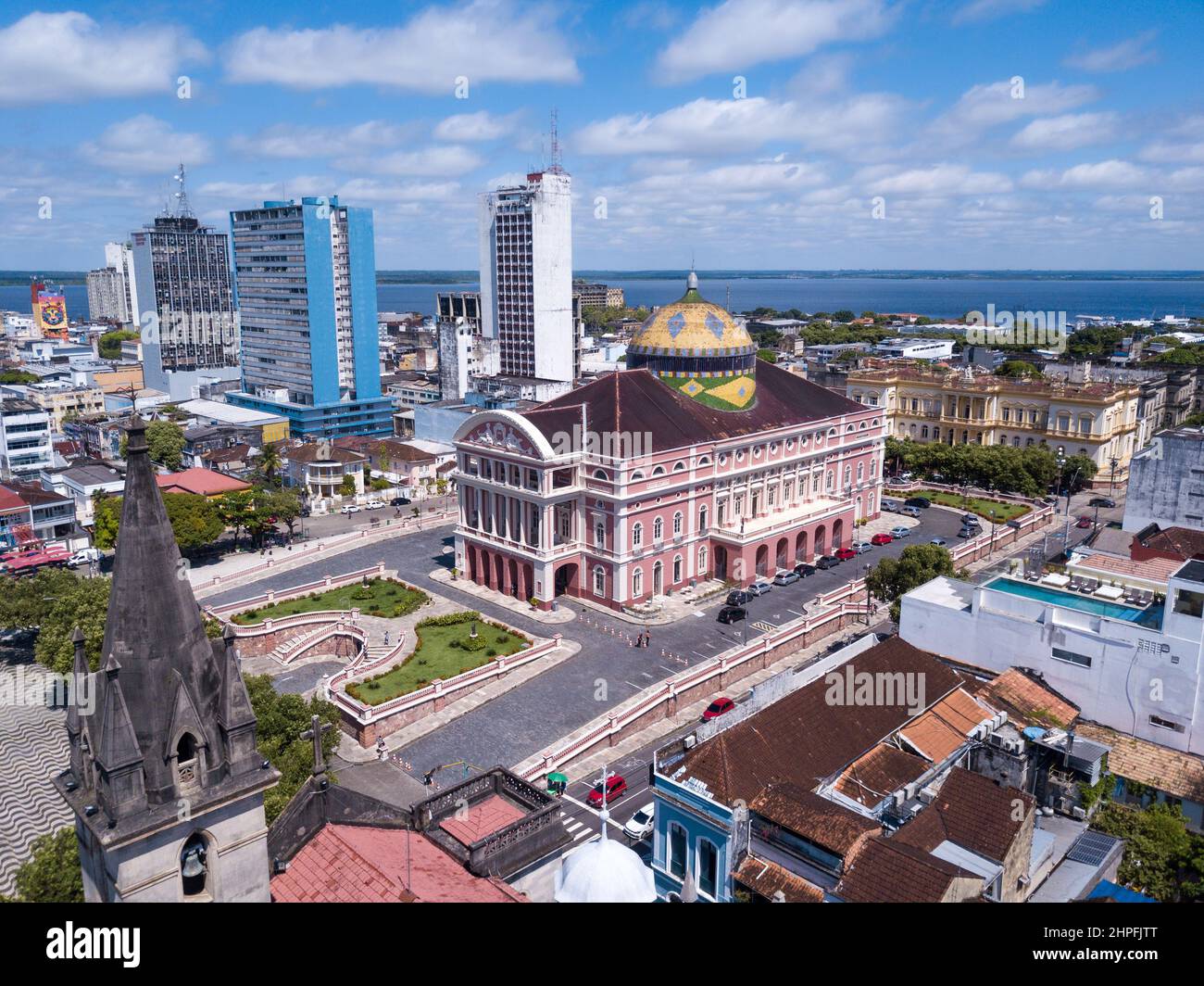 Wunderschöne Drohnenansicht des berühmten Amazonas-Theaters und der Häuser, Gebäude und Straßen im Stadtzentrum an sonnigen Sommertagen im Amazonas-Regenwald. Brasilien Stockfoto