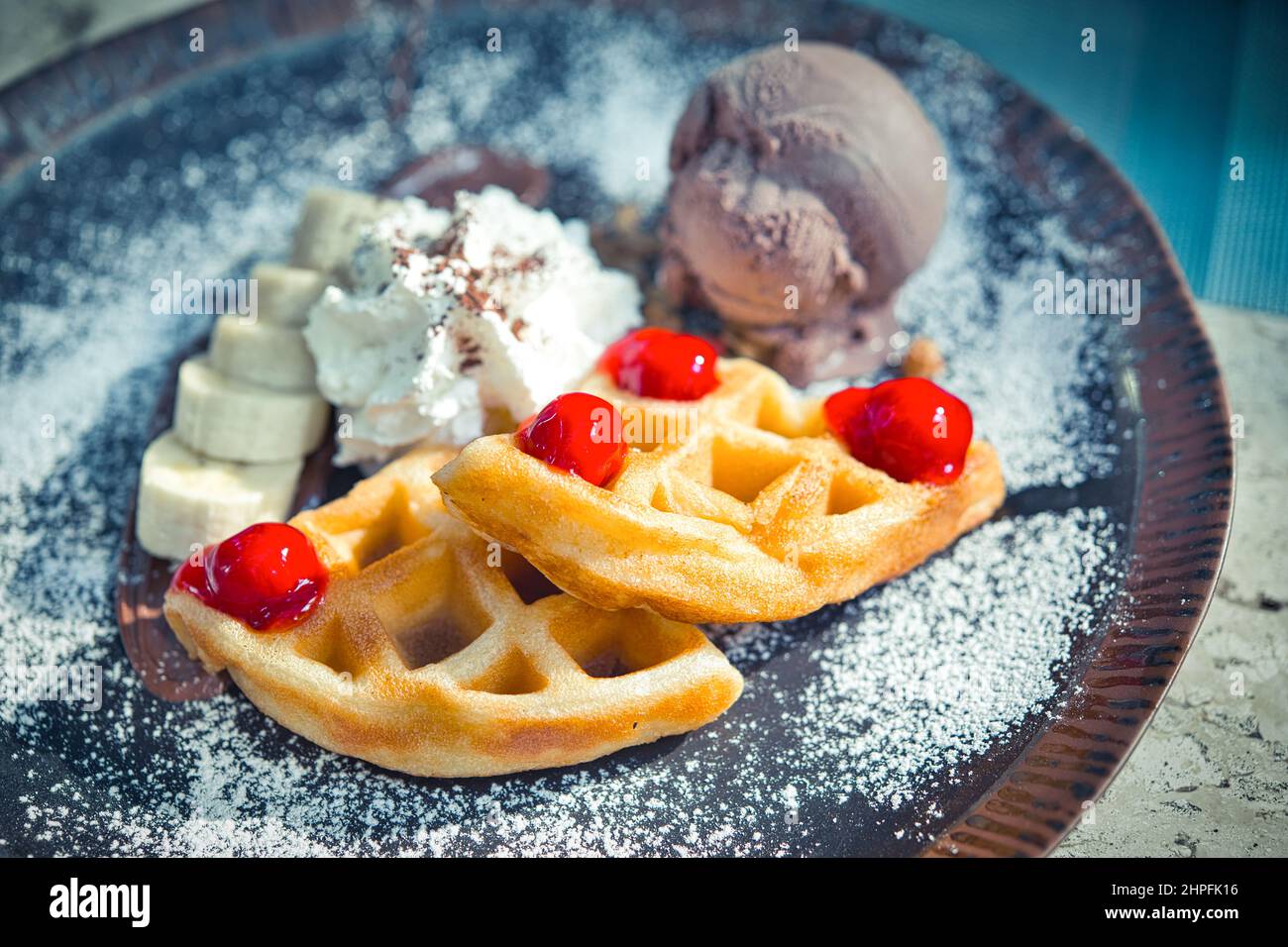 Frühstück mit brüsseler Vollkornwaffeln und Schlagsahne, Redbeeren Stockfoto