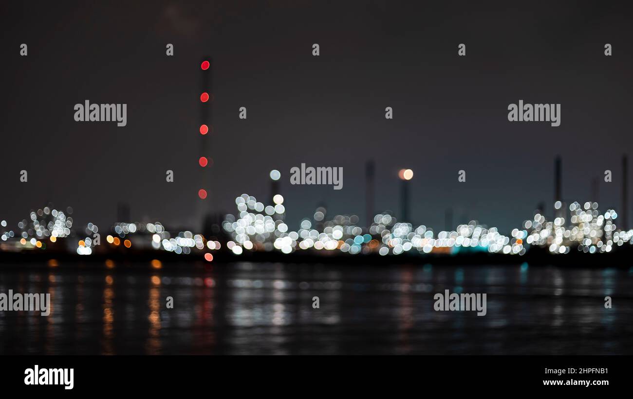 Abstrakt unscharf Blick auf eine Ölraffinerie in der Nacht Stockfoto