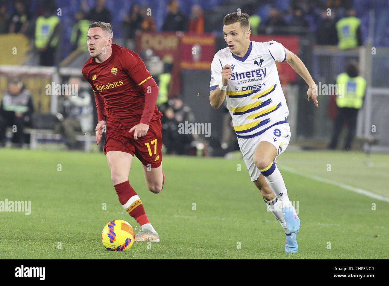 Roma, Italien. 19th. Februar 2022. Roma (RM), Italia, 19. Februar 2022, stadi Olimpico, 26Â giornata Campionato Serie A Tim 2021/2022, incontro tra le squadre dell'AS Roma e dell'Hellas Verona, nella foto: 17 Jordan Veretout, 8 Darko Lazovic Credit: Independent Photo Agency/Alamy Live News Stockfoto