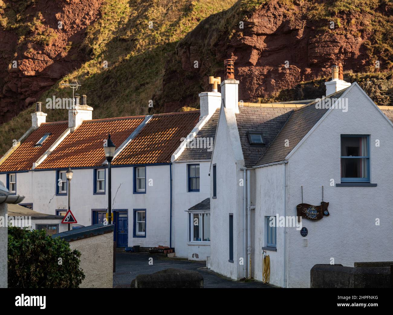 17. Februar 2022. Pennan, Aberdeenshire, Schottland. Dies ist eine Szene im Küstenfischerdorf in Aberdeenshire. Dies zeigt einige der Kinderbett Stockfoto