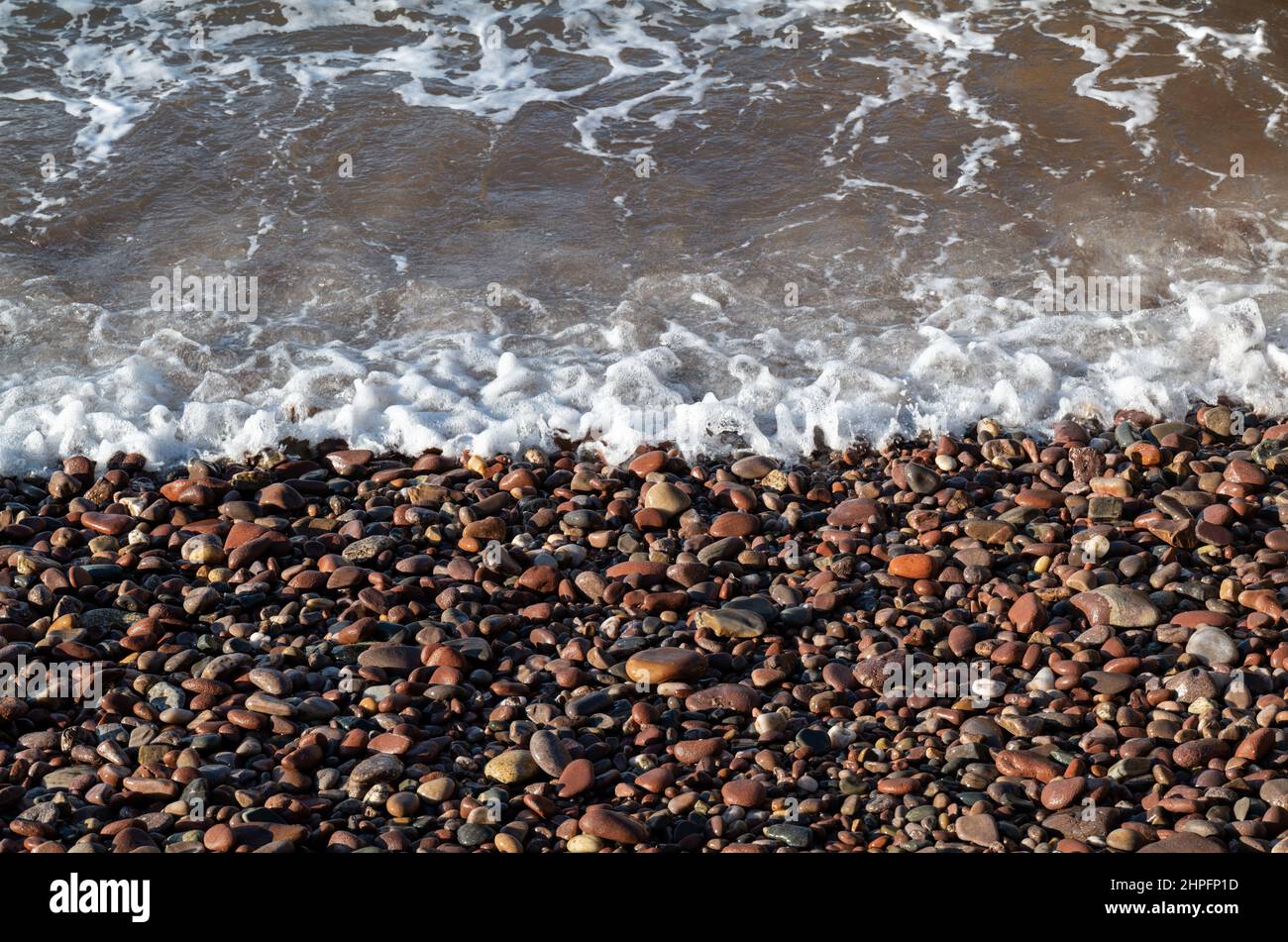 17. Februar 2022. Pennan, Aberdeenshire, Schottland. Dies ist eine Szene im Küstenfischerdorf in Aberdeenshire und zeigt, wie das Meer auf dem p ankommt Stockfoto