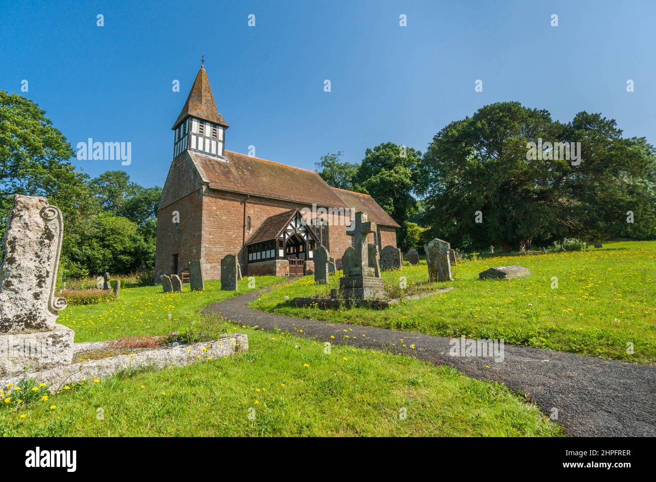 Normannische Kirche von St. Michael aus der Zeit um 1125, Castle Frome Herefordshire UK. Juli 2021. Stockfoto