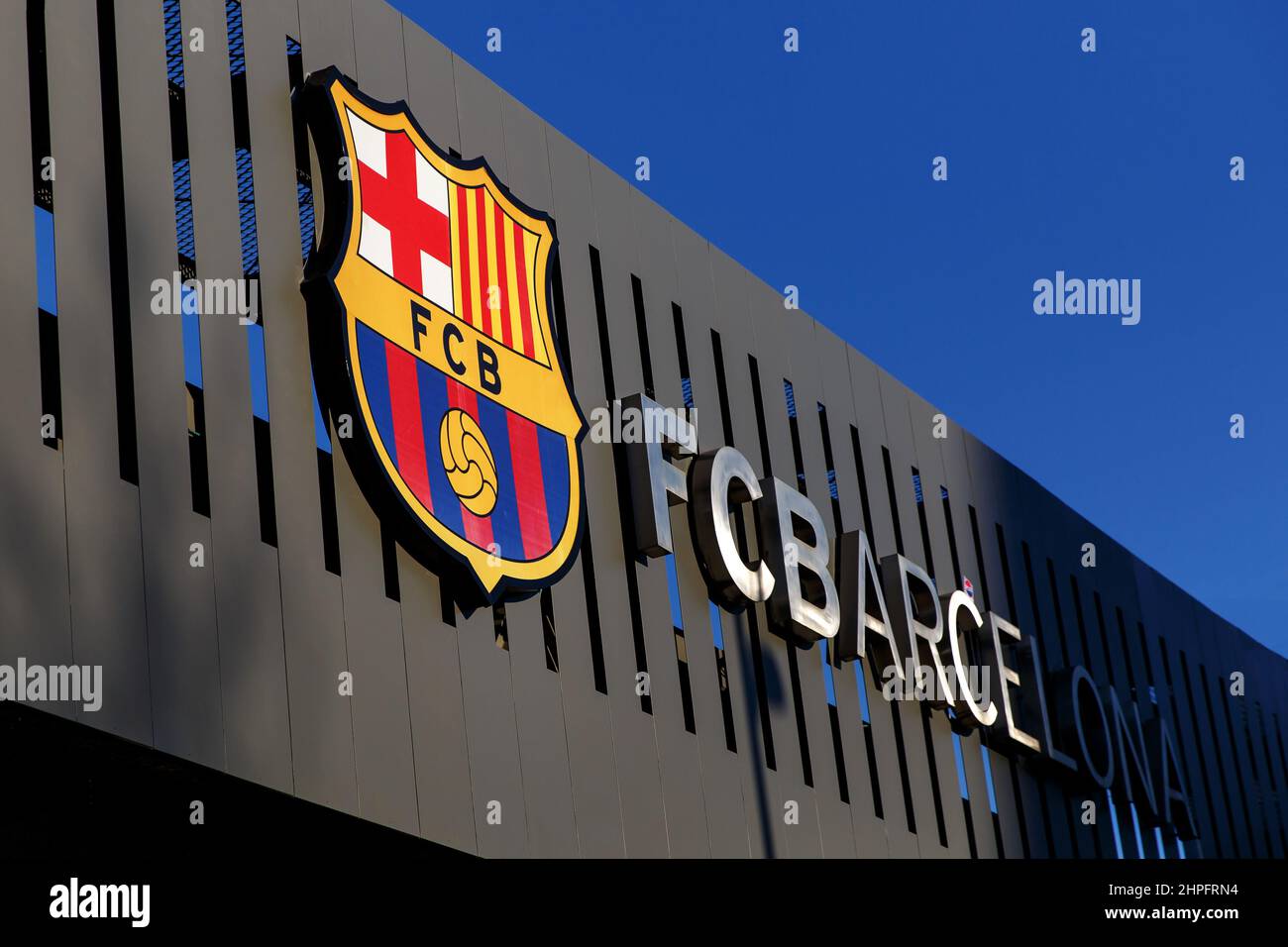 Barcelona, Spanien - 26. Januar 2022: - FC Barcelona Logo auf der Außenseite des Camp Nou Stadions Stockfoto