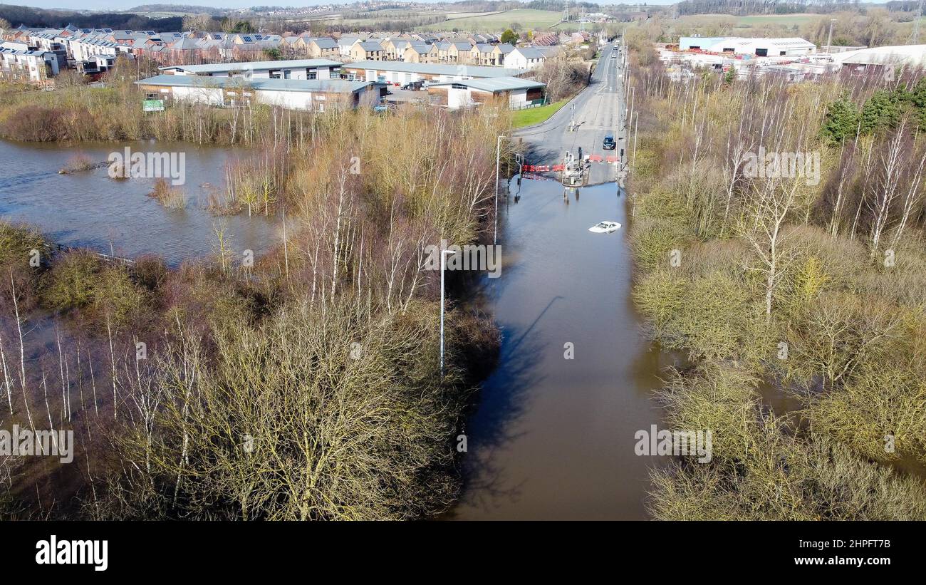 Allerton Bywater, Großbritannien. 21st. Februar 2022. Ein Luftbild eines verlassenen Autos auf der Barnsdale Road, Castleford, nachdem der Sturm Franklin am Wochenende in Allerton Bywater, Großbritannien, den Fluss Aire in seine Ufer stürzte. Dies war der 2/21/2022. (Foto von James Heaton/News Images/Sipa USA) Quelle: SIPA USA/Alamy Live News Stockfoto